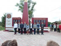 Возложение цветов к памятнику - обелиску павшим в годы Великой Отечественной войны.
