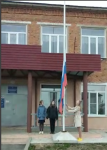 Церемония поднятия флага и исполнение гимна РФ. 1 - 9 кл.